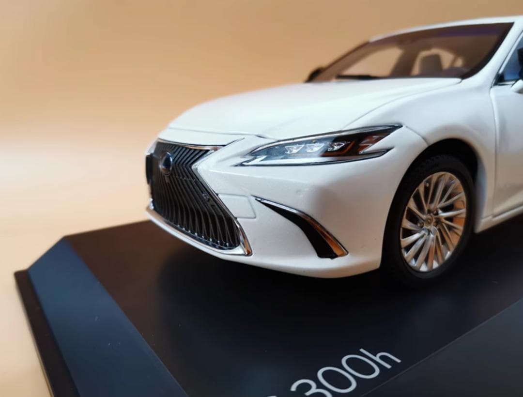 限定版1/18 レクサスES300H 模型ミニカー完成品　展示台付き　白