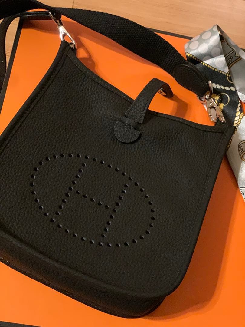Hパンチング ショルダーバッグ Hロゴ ストラップ 高級革 ブラック