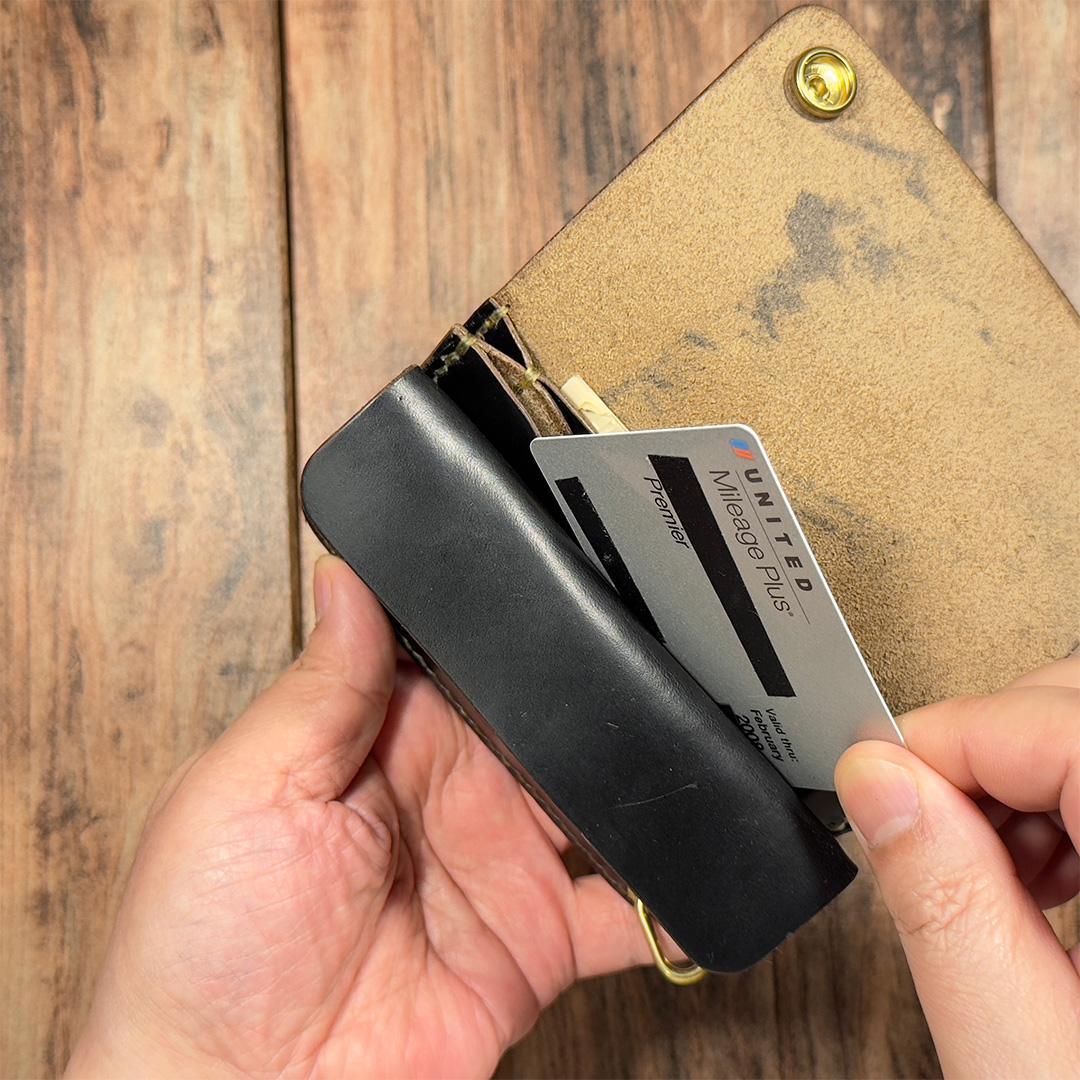 【ブラック茶芯】手縫いショートトラッカーウォレット（クロムエクセル使用）