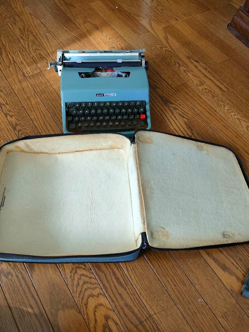 ポテタ　Olivetti Lettera 32 タイプライター