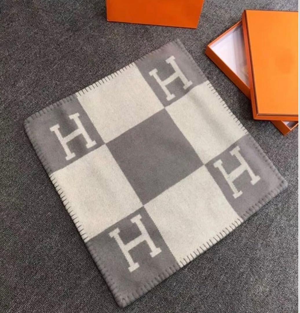 Hロゴ入り　グレーとホワイト クッションカバー　65×65 大きい