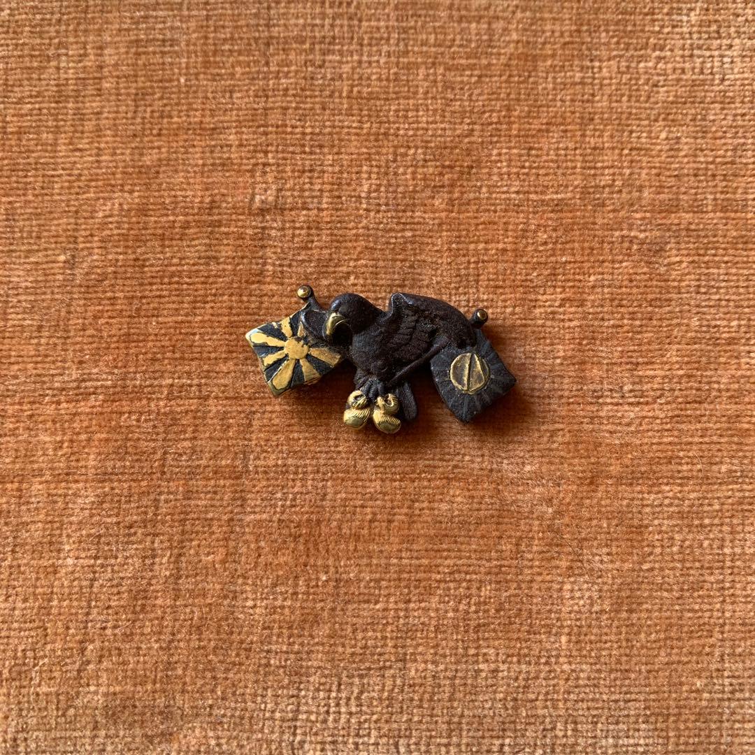 前金具 煙草入れ 金工 在銘 芳次 旭日旗 鳥 八咫烏 旭日旗