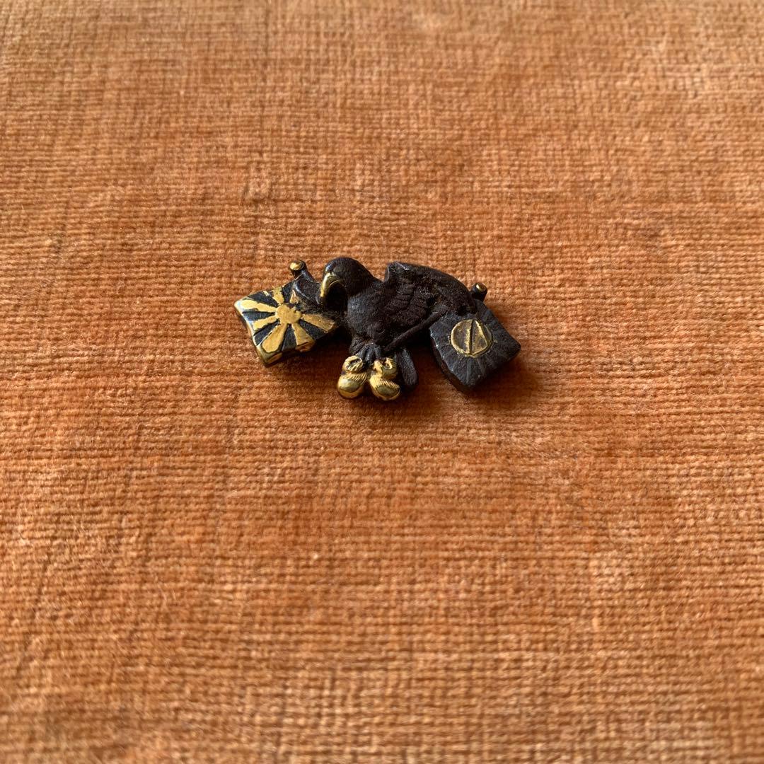 前金具 煙草入れ 金工 在銘 芳次 旭日旗 鳥 八咫烏 旭日旗