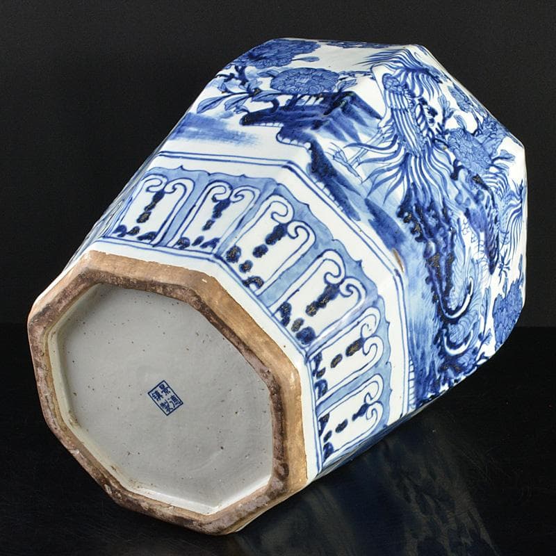 中国 景徳鎮製款 青花 神獣花文 八角面取瓶 高さ約48cm V R7338F