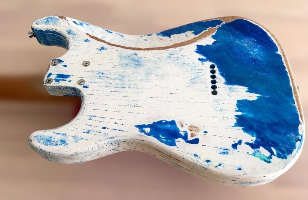 ストラトタイプ・ハードテイル・エレキギター・ボディとネックの