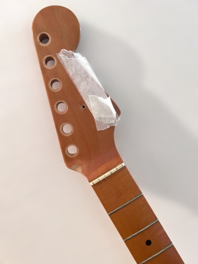 ストラトタイプ・ハードテイル・エレキギター・ボディとネックの