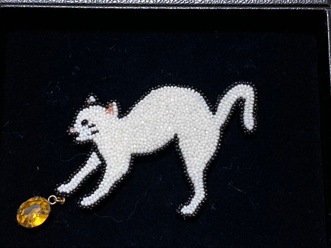小林モー子 maison des perles 猫に小判 ブローチ