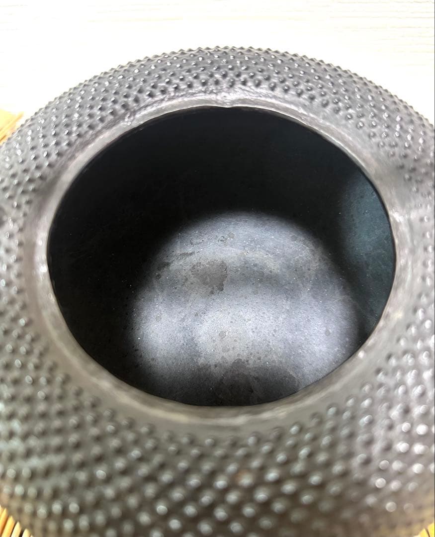 未使用品、タグ付　南部照光堂 心斎作 １８型アラレ　南部鉄瓶　南部鉄器　鉄瓶