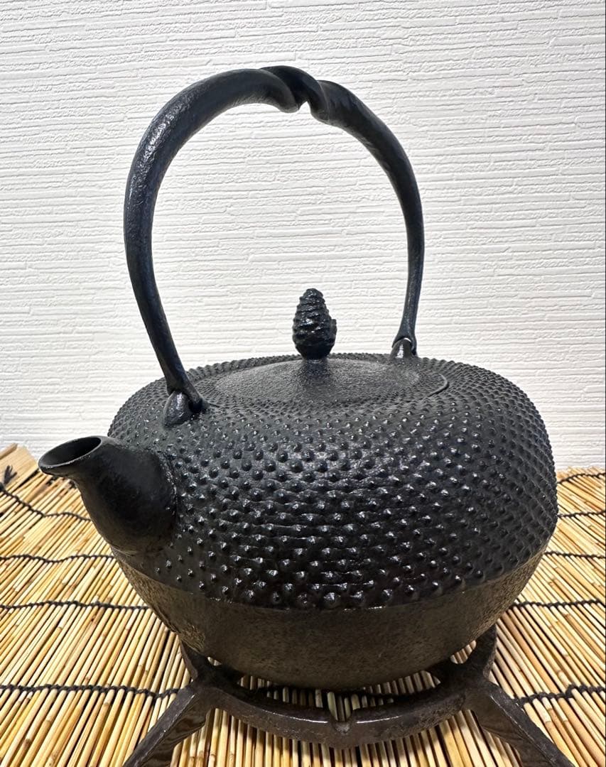 未使用品、タグ付　南部照光堂 心斎作 １８型アラレ　南部鉄瓶　南部鉄器　鉄瓶