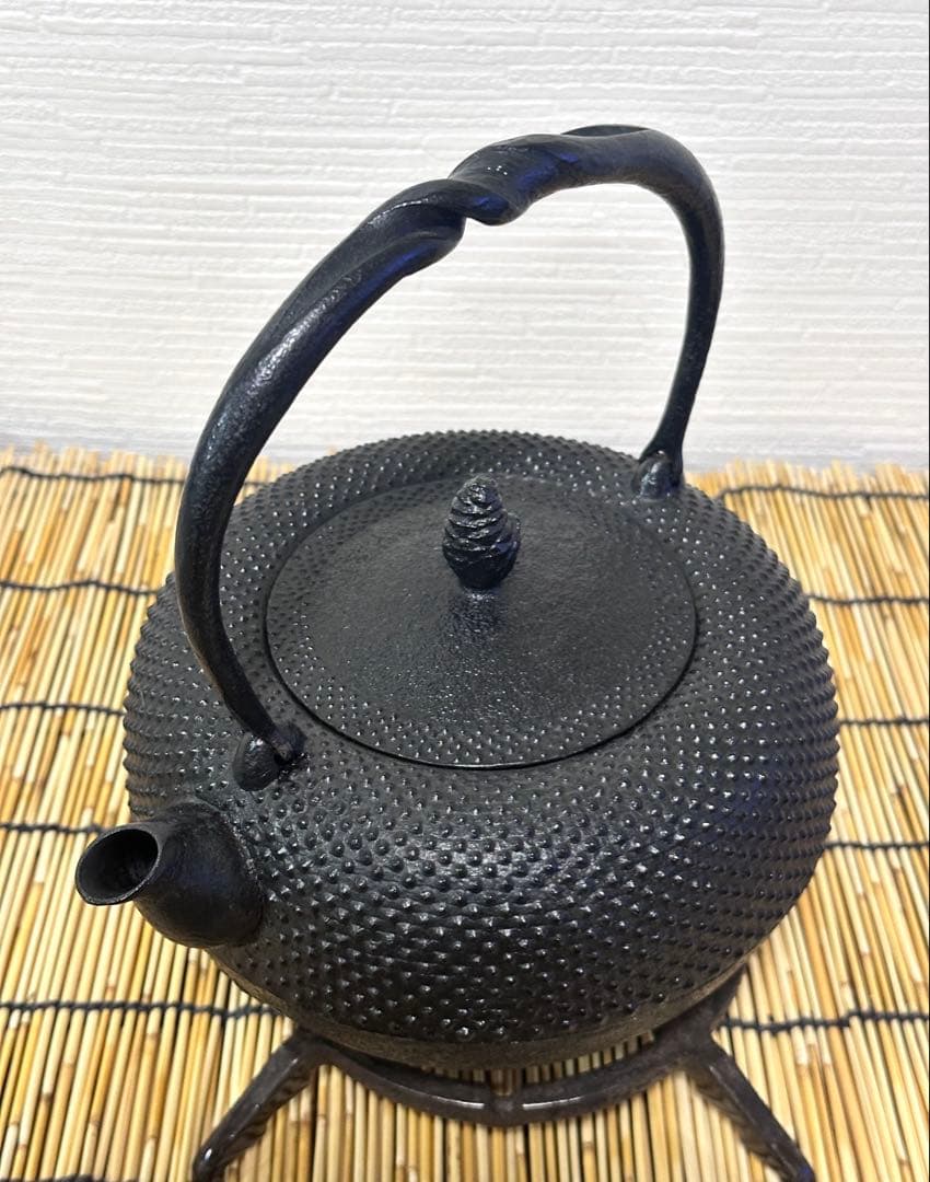 未使用品、タグ付　南部照光堂 心斎作 １８型アラレ　南部鉄瓶　南部鉄器　鉄瓶