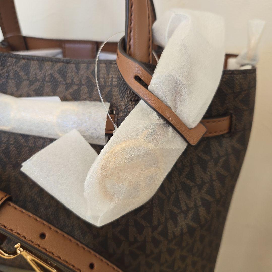 新品タグ付き マイケルコースCARSON センタージップ サッチェル スモール