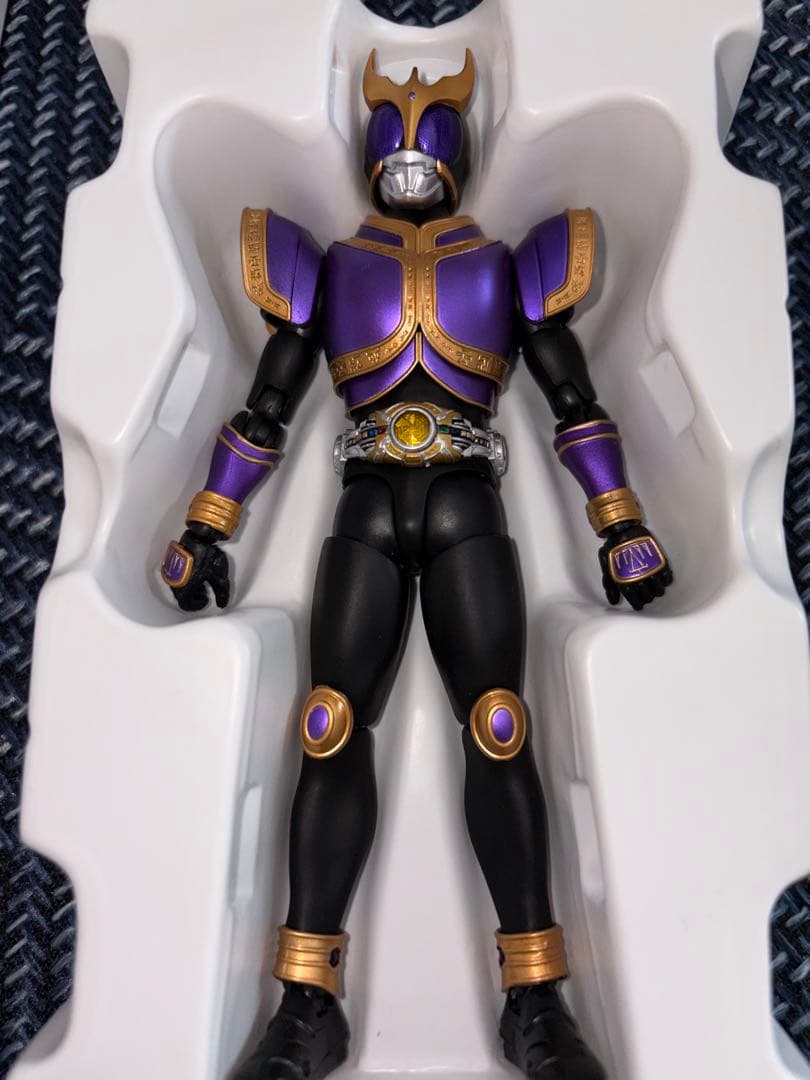 仮面ライダークウガ　ライジングタイタン　真骨彫　フィギュアーツ