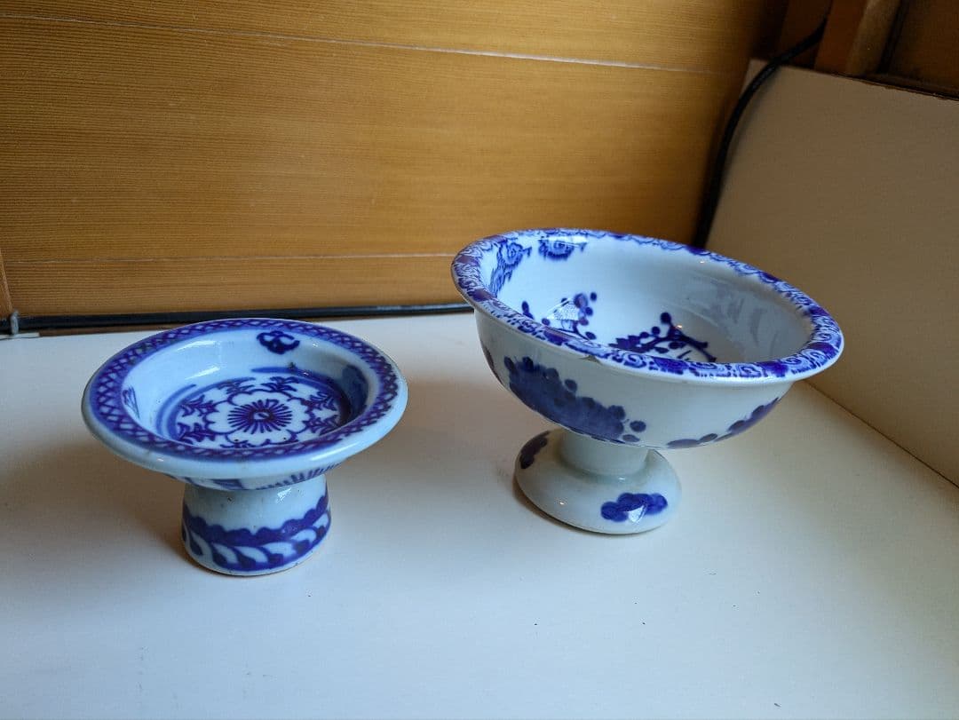 骨董 染付 盃洗 と 梅文高足杯(蝋印付)