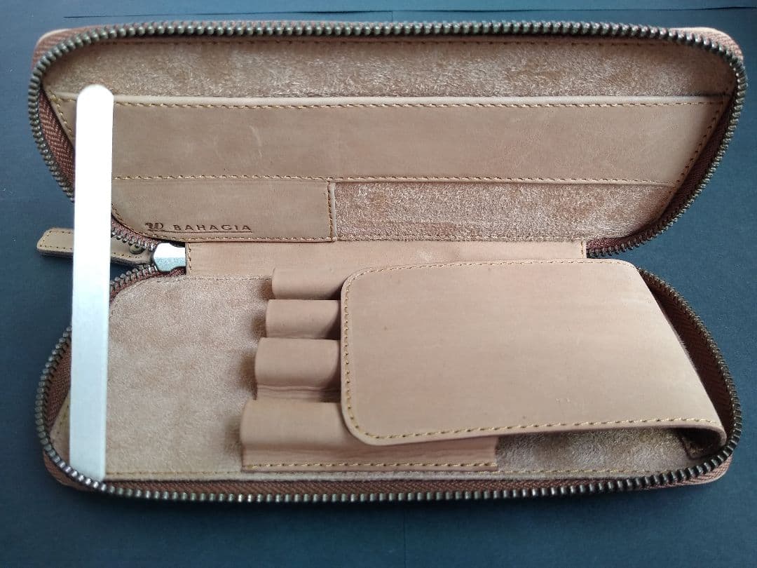 トップ バハギア ペンケース ラウンドジップ型 Bahagia & Craft