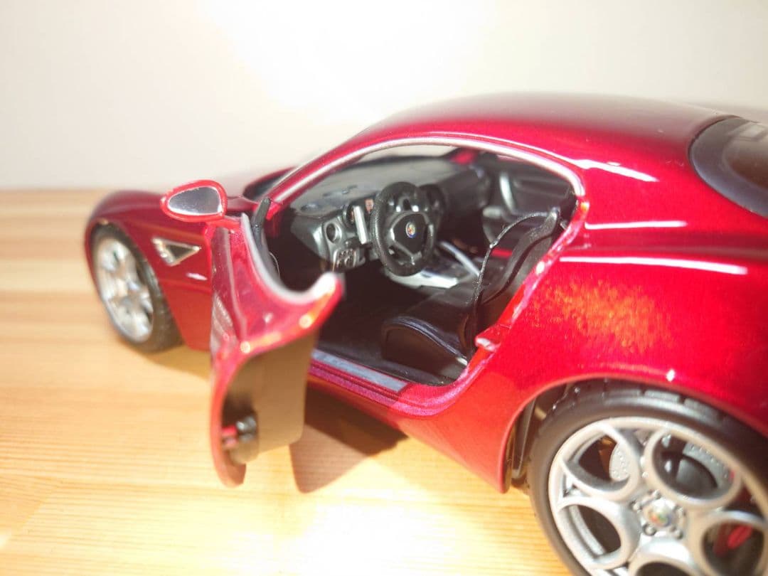 ブラーゴ　1/18ミニカー　アルファロメオ8C