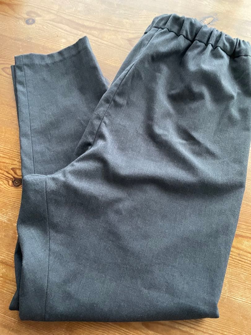 美品　ミズイロインド　チャコールグレー　綺麗目に履けるサルエルパンツ