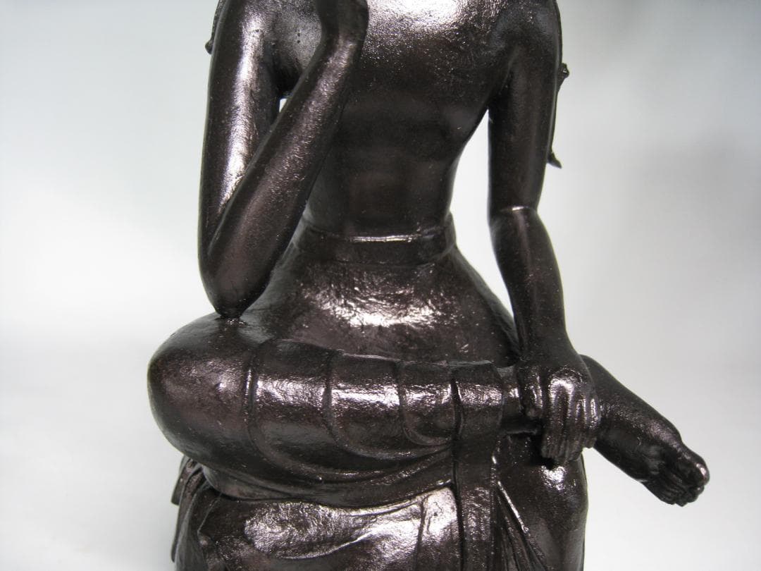 菩薩半跏像】 郡順治作 ブロンズに漆黒の漆仕上