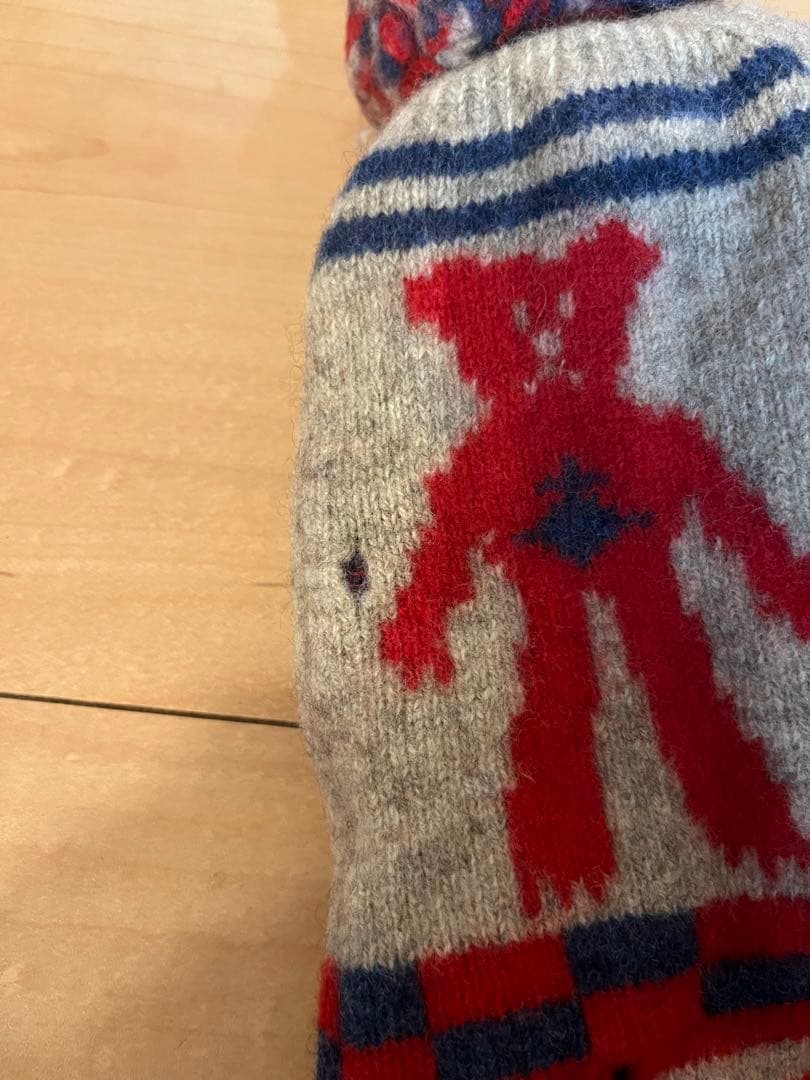 ニット帽 赤と青のストライプ 人形模様 ヴィヴィアンウエストウッド