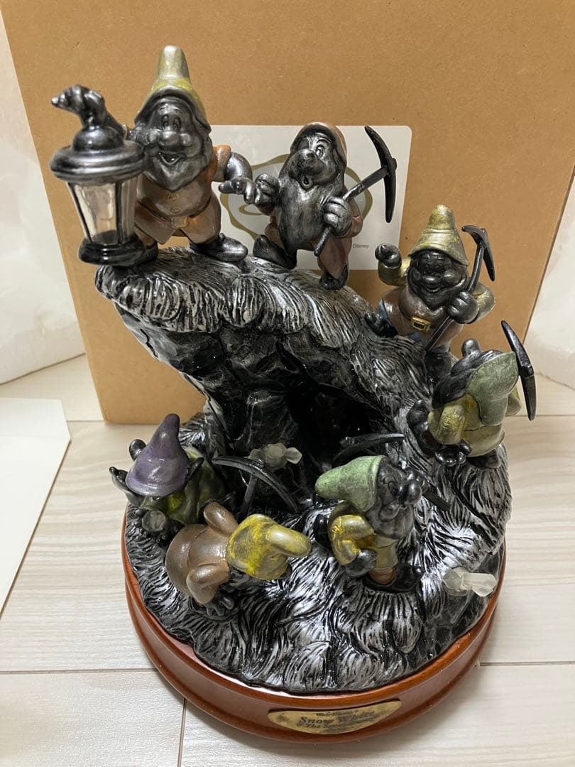 【限定100体】　白雪姫　7人の小人　ディズニー　100周年　フィギュアランプ