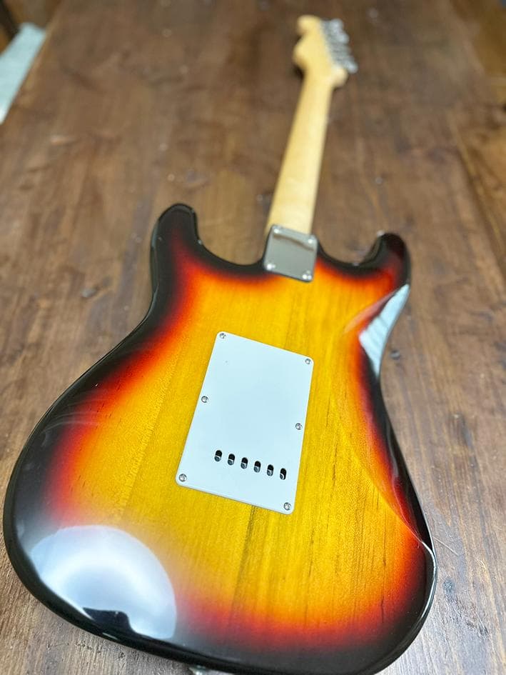 ストラトタイプ エレキギター ダークバースト