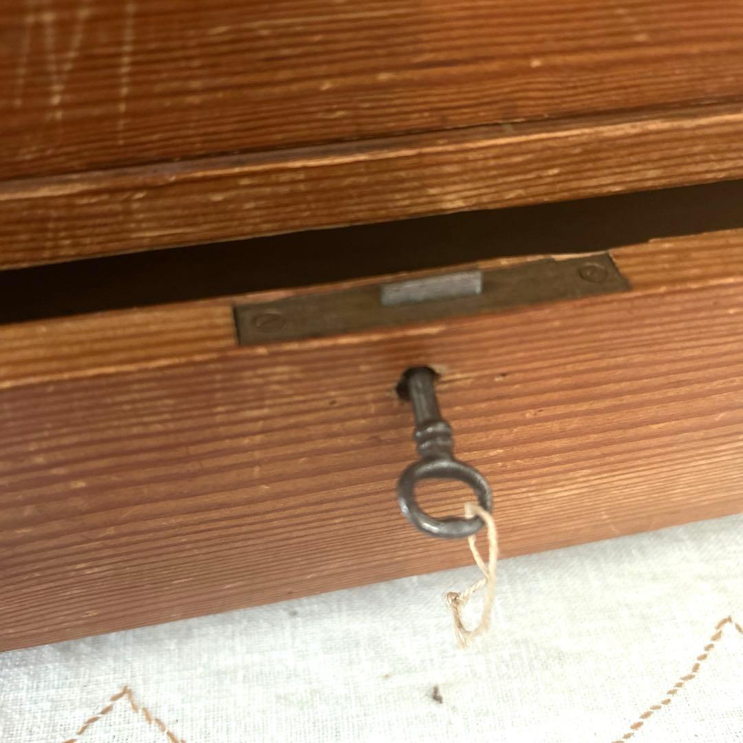 イギリスアンティーク オールドパイン 鍵付きスモールチェスト - メルカリ