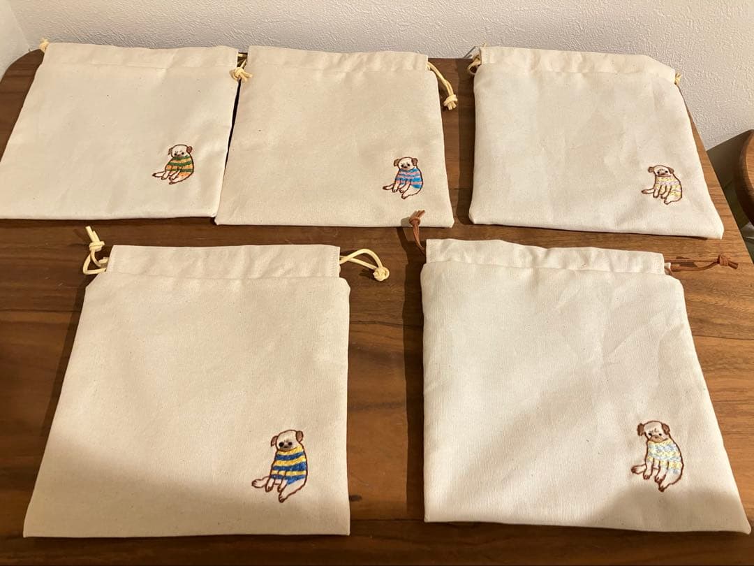 シー様オーダー　刺繍　ハンドメイド　巾着　パグ　犬　手刺繍　キナリ　巾着ポーチ