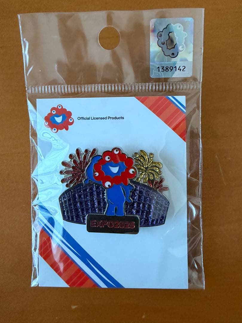 フチのりミャクミャク おしりマグネット　ピンバッジ4個セット