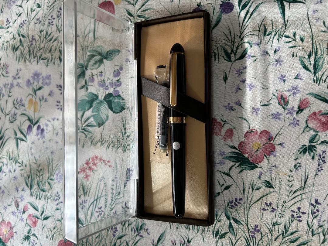 ブラック万年筆 黒と金 ツートンデザイン