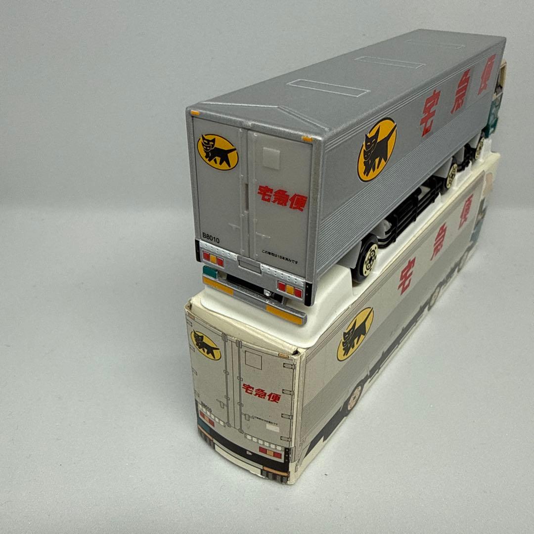 トミカ 宅急便トラック 猫のロゴ付き