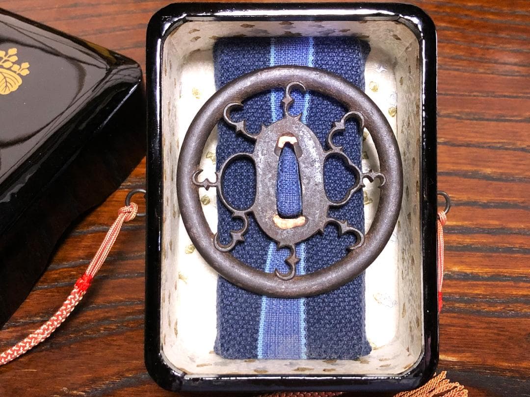 【 雁繋ぎ透し鍔 】　本漆五三桐紋手箱入り　江戸時代