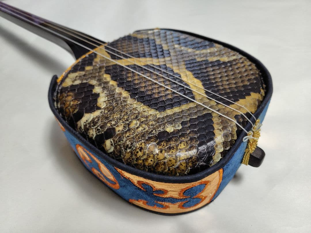 三線（沖縄三味線）黒木（黒檀）棹新調本皮一枚張りチーガハードケース付