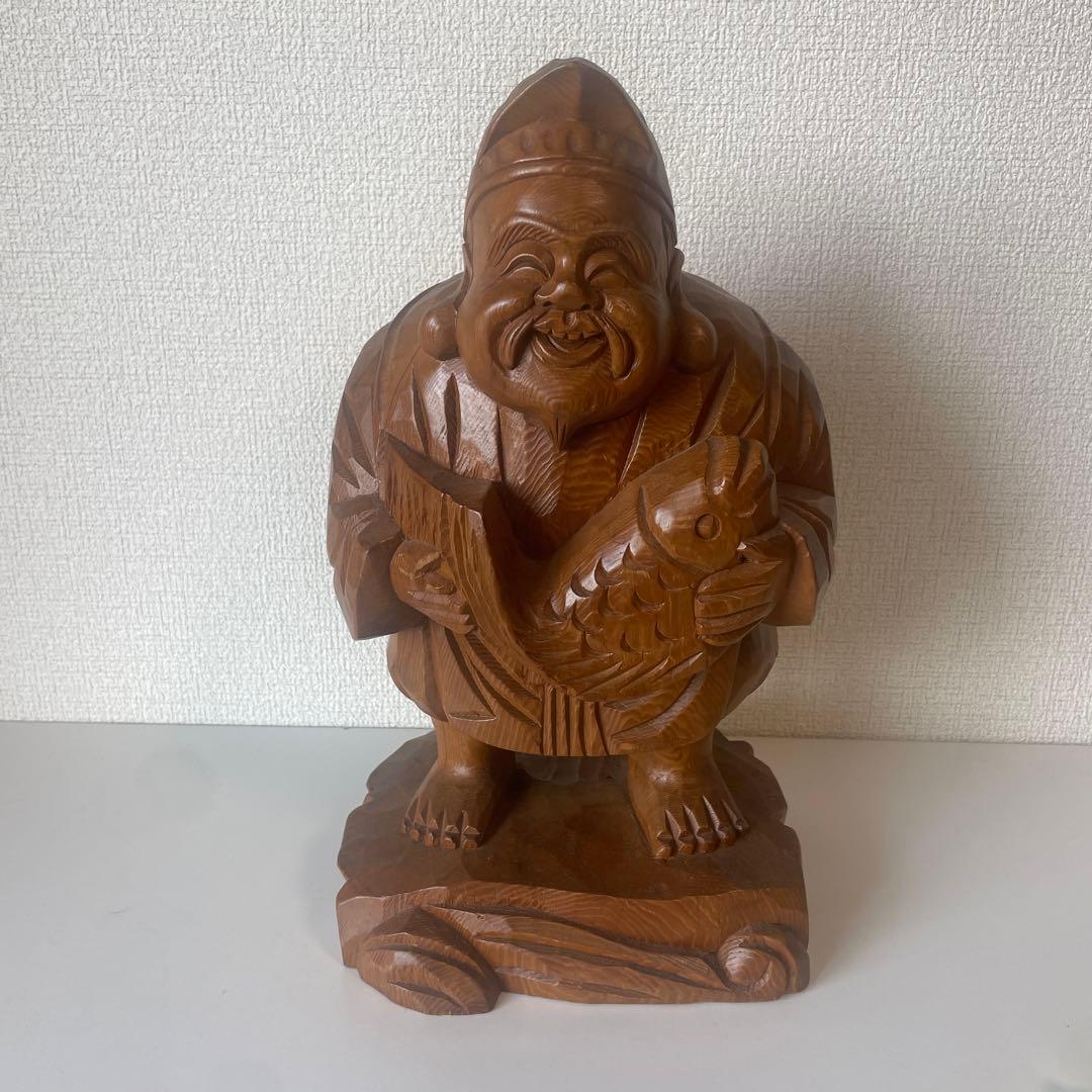 木製の笑顔の人物像 魚を持つ 七福神