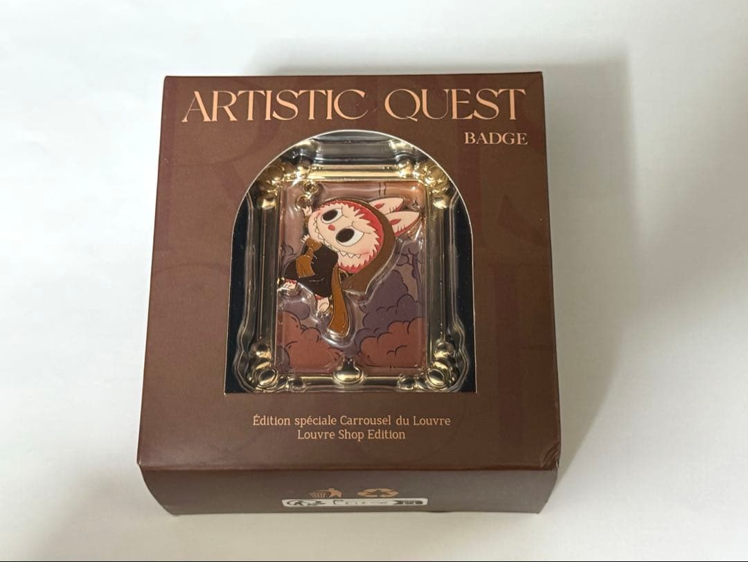 【パリ・ルーブル限定アイテム】 POP MART フィギュア+ バッジ