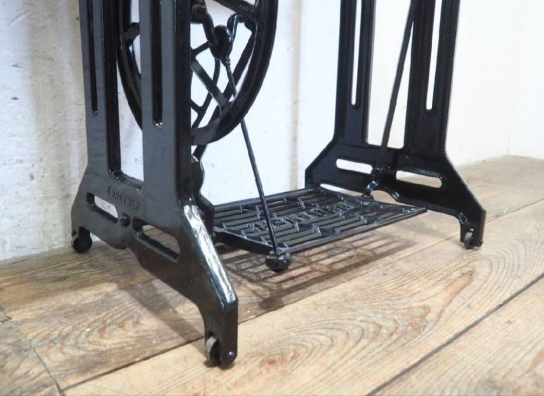 1062 黒ペンキのミシンテーブル デスク 展示台 リメイク レトロ ビンテージ