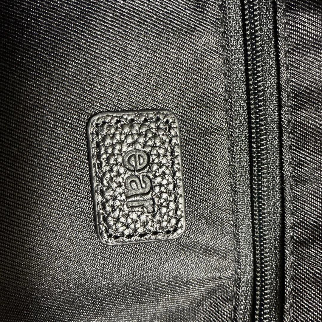 earイアパピヨネ レザーショルダーバッグ