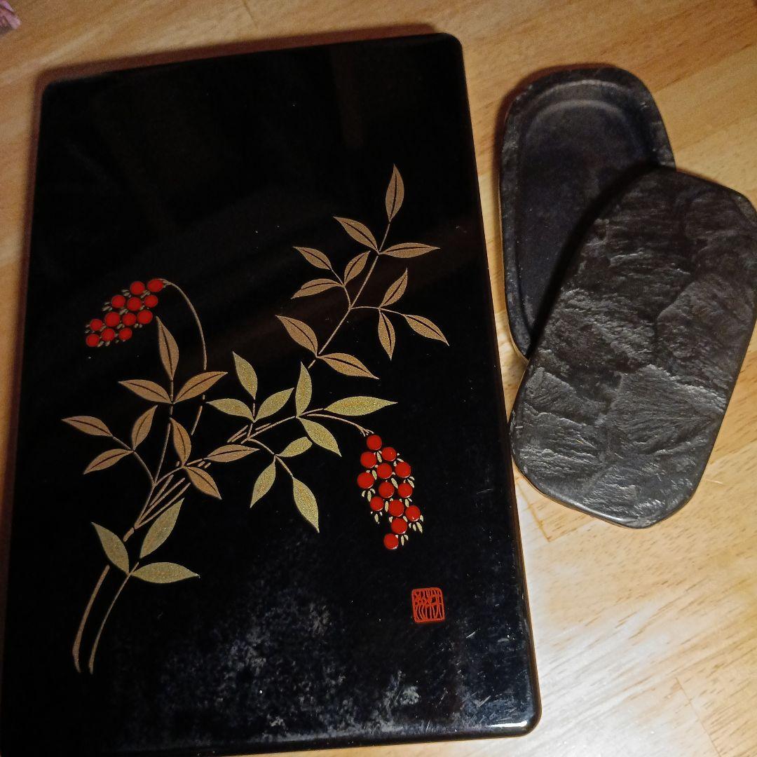 書道セット・雨畑硯(蓋付き)、南部鉄の水差し、筆、墨、文鎮入りです。