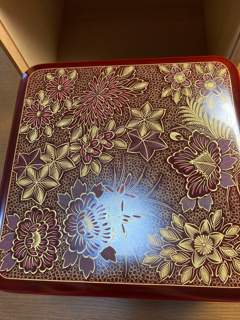 上質黒漆に沈金の輪島塗・台付二段重