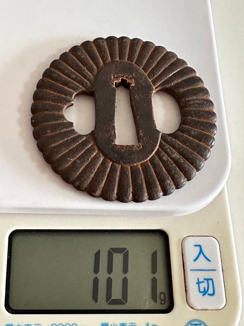 刀剣美術　無銘　鉄地菊文鍔　直径約7.3cm 重量約101g骨董25712