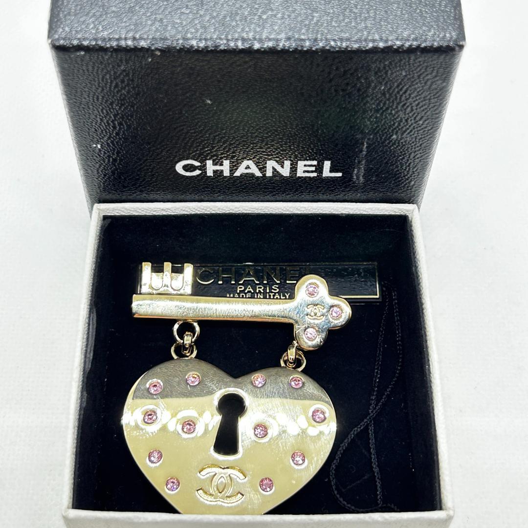 シャネル ブローチ ココマーク ハート カギ カラーストーン 02P - メルカリ