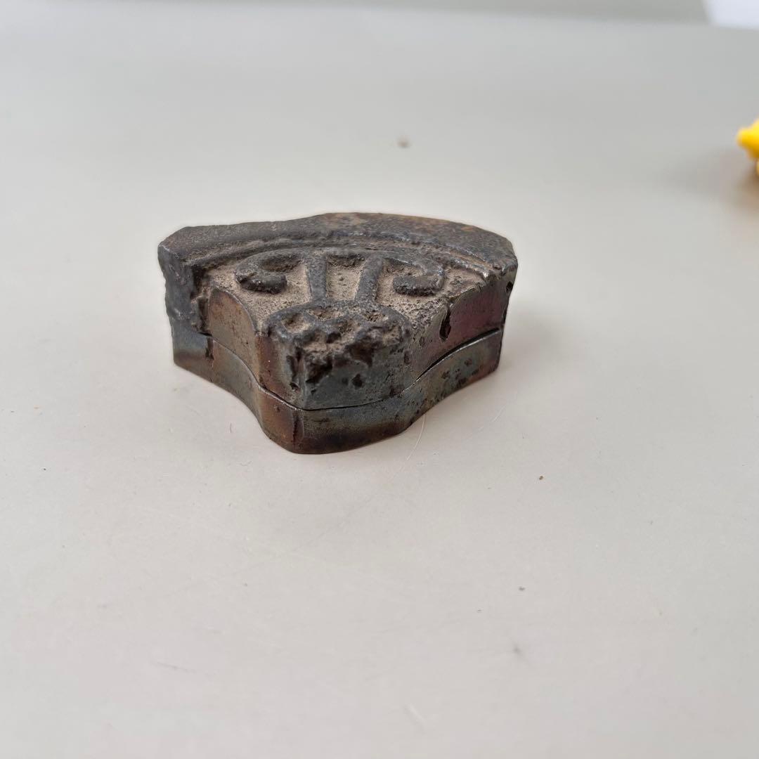 備前 香合 瓦 彫名有 かけら形