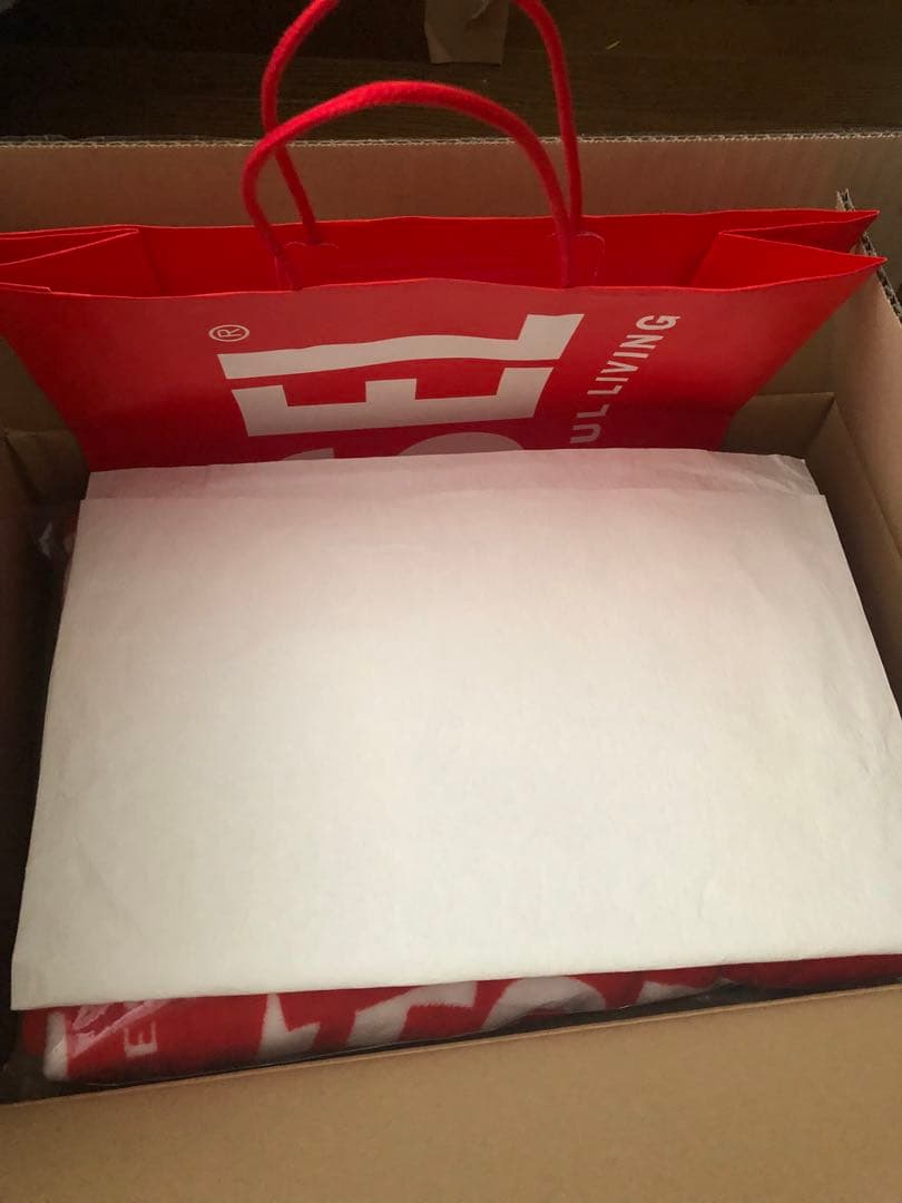 DIESEL ギフト 赤ロゴ入り ホリデーラッピング ノベルティブランケット