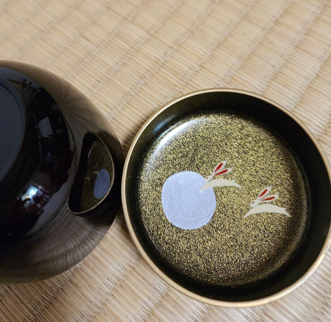 黒漆塗りの棗 すすき、兎と月の 蒔絵