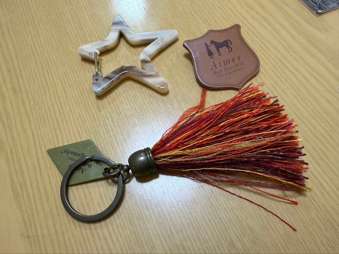 ラバーバンドをカラビナにひっかけるとタオルホルダーにもなるよ。 他