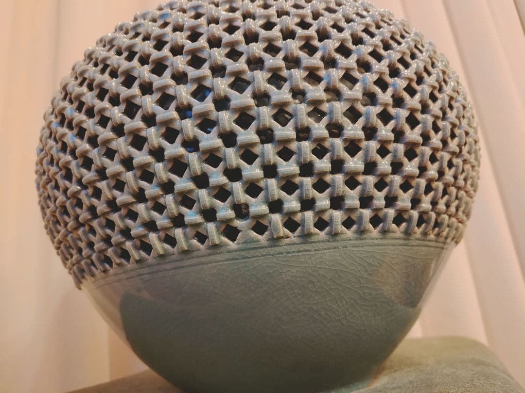 透かし彫り風青色陶器 高麗青磁