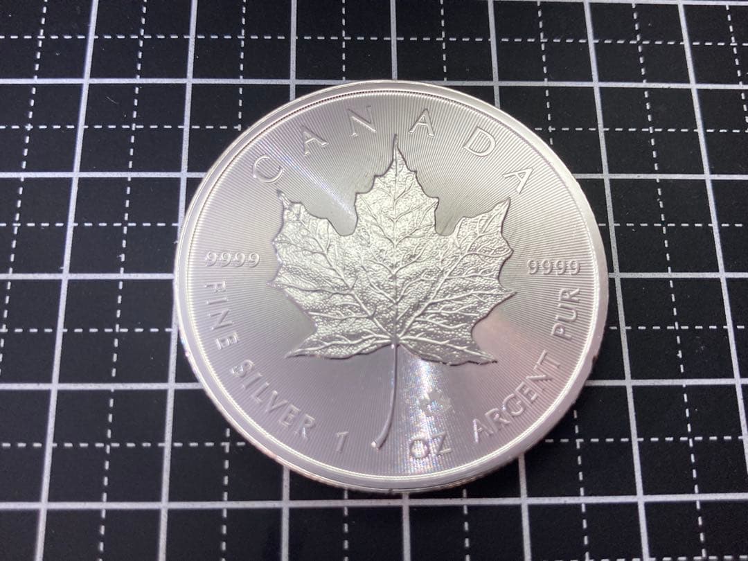 《カナダ》メイプルリーフ5ドル銀貨(2022年) ※小キズあり