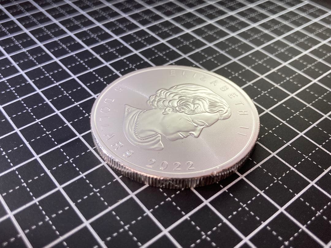 《カナダ》メイプルリーフ5ドル銀貨(2022年) ※小キズあり