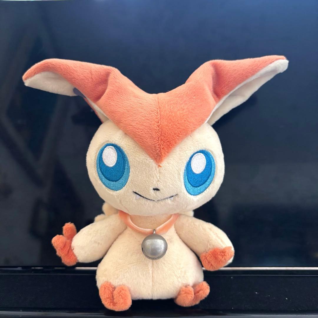 希少】ポケモンセンタートウホク やすらぎのすずをもったビクティニ