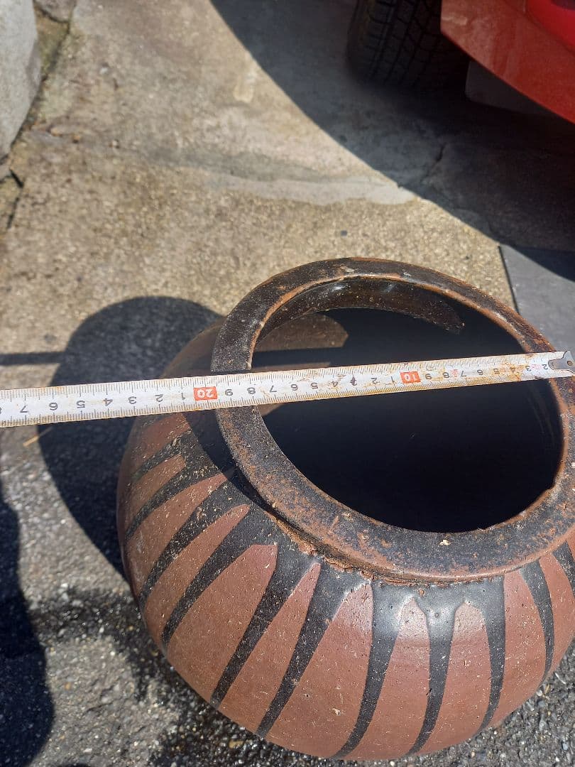 古いレア物の壺です。