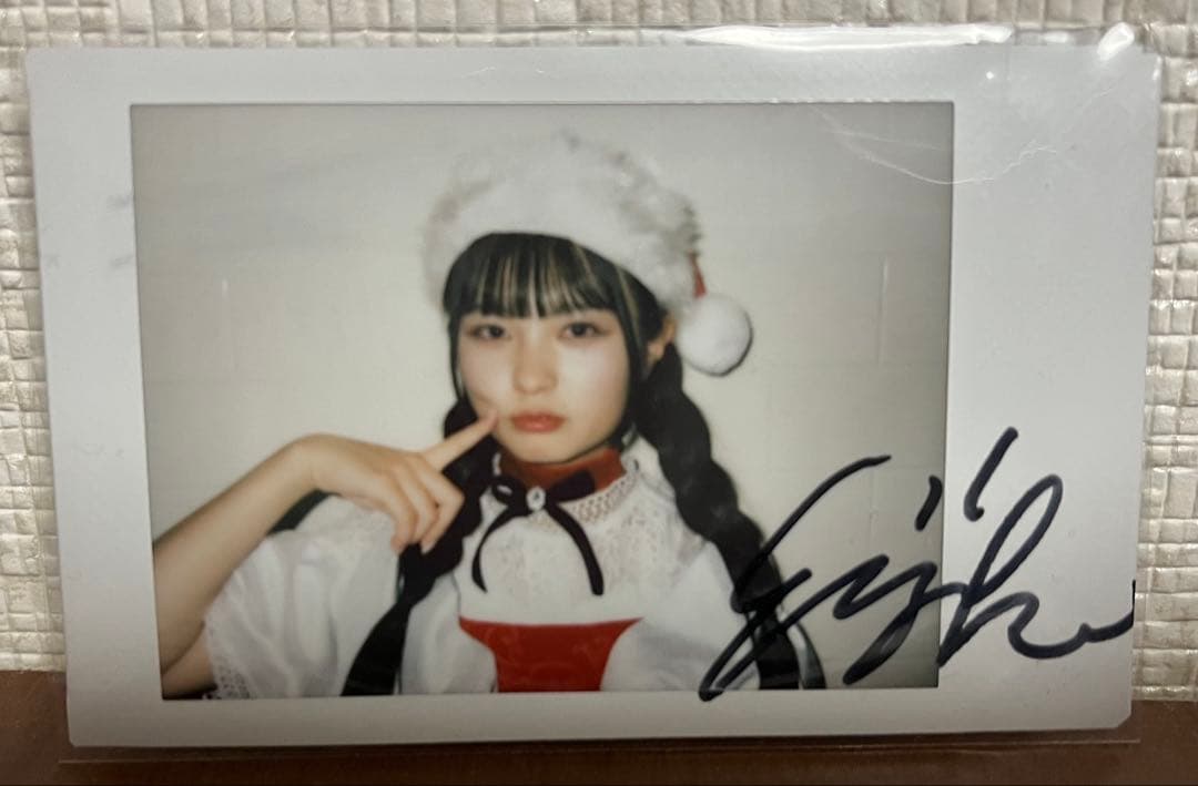 希少】 桐原美月 サンタ衣装サイン入りチェキ - メルカリ