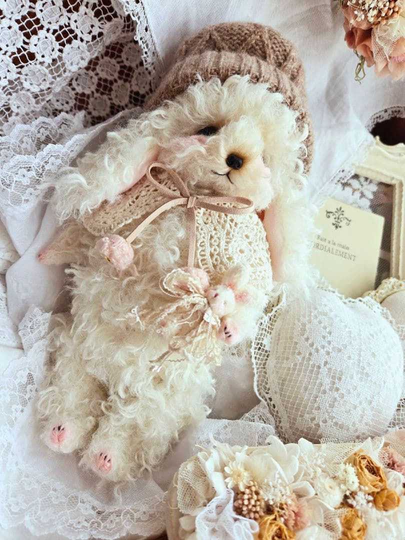 ミルク色のトイプードルちゃん毛糸のお帽子&ストールおめかしstyle